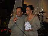Tranka Oliveira entregando uma homenagem da AMAR para a cantora Ellen de Lima.
