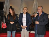 Ciro Gallo (integrante da AMAR e um dos coordenadores do evento), homenageando Venílton Santos. Marcia Calmon entregou a homenagem ao grande cantor.