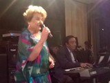 Cantando, de improviso, "Castigo" (Dolores Duran).